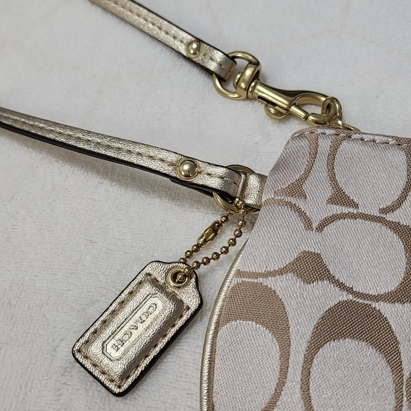 Coach Poppy Wristlet - Picture 3 of 9